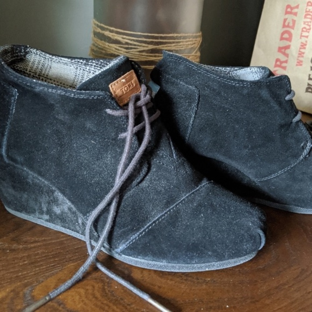 Adorable TOMS wedges'Desert' Bootie (Women)
BLACK SUEDE size 8.5 gently used
